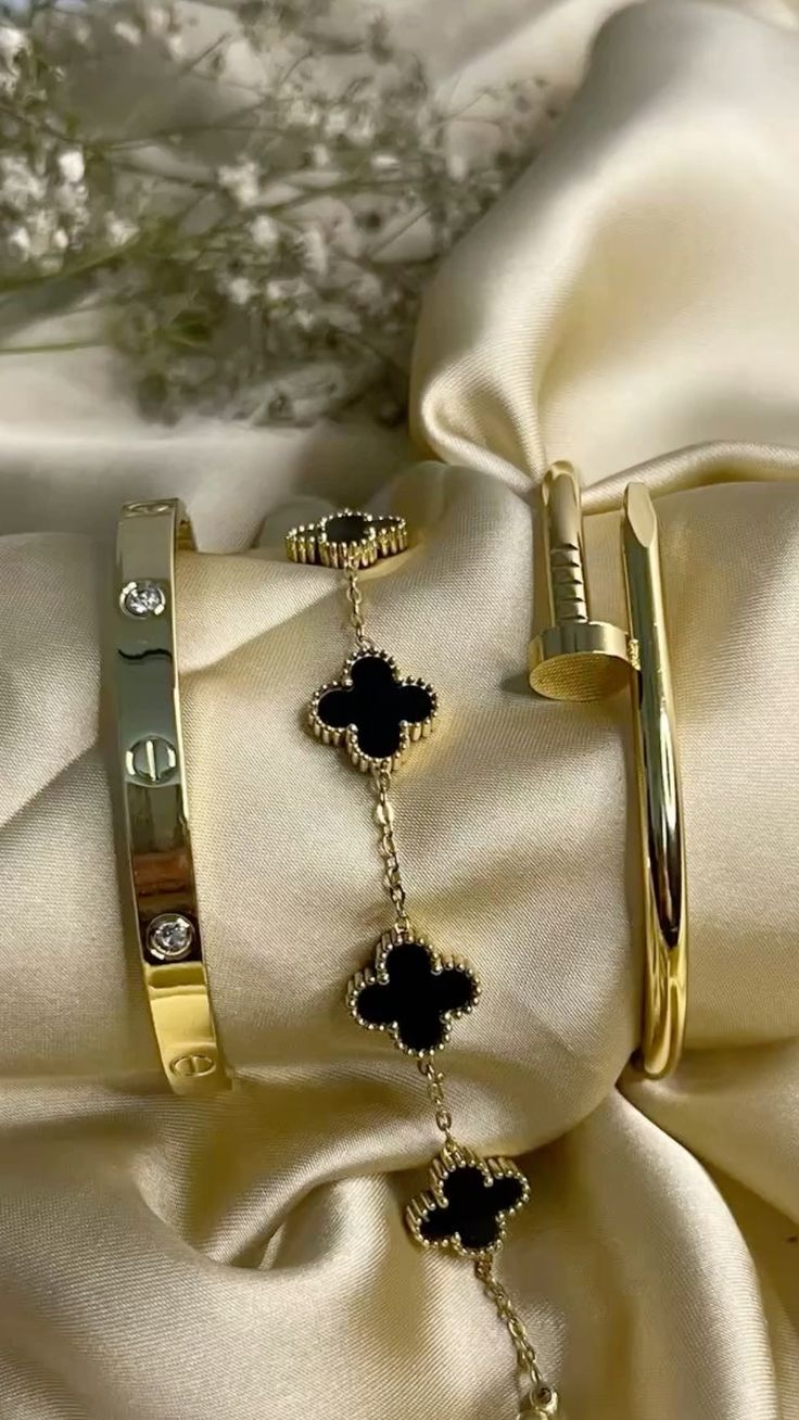 Stacks Gold & Black Elegance